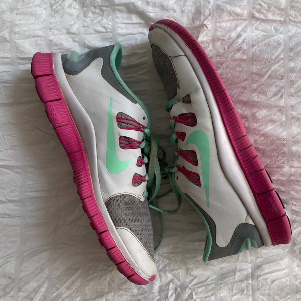 NIKE ✔️ 5.0 Free Runs Women’s Sz 10
